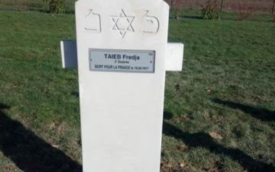 La nouvelle sépulture du soldat Jacob Bénichou, inhumé à la nécropole de Champs. (Crédit : Office national des anciens combattants et victimes de guerre via Claude Maman)