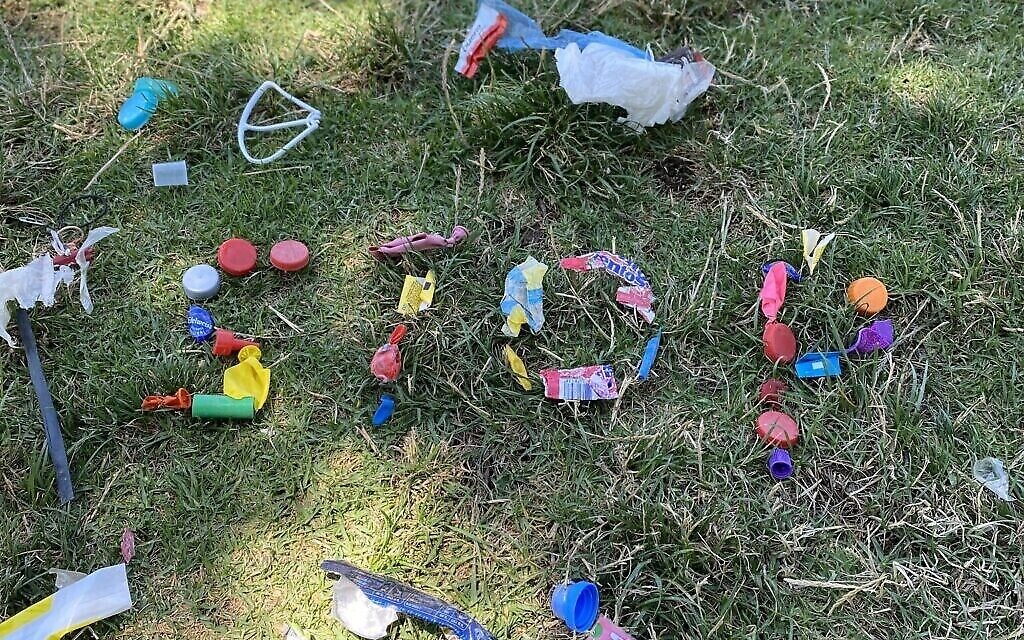 Le mot "Stop" écrit avec des détritus par les bénévoles de l'opération Tuesday for Trash de Tel Aviv, le 24 août 2021. (Autorisation)