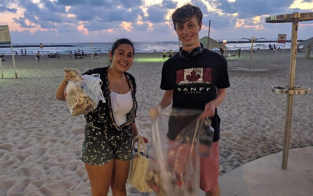Sharona Shnayder ramasse des ordures avec un bénévole sur une plage de Tel Aviv, une photo non-datée. (Autorisation)