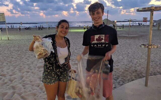 Sharona Shnayder ramasse des ordures avec un bénévole sur une plage de Tel Aviv, une photo non-datée. (Autorisation)