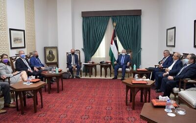 Le président de l'Autorité palestinienne Mahmoud Abbas accueillant une délégation américaine dirigée par le secrétaire d'État-adjoint aux Affaires palestiniennes et israéliennes Hady Amr, avec à sa gauche le chargé d'affaires de l'ambassade américaine Michael Ratney et le chef de l'Unité des Affaires palestiniennes George Noll, le 5 octobre 2021. (Crédit : WAFA)