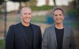 Le PDG d'AION Labs, Mati Gill, à gauche, et le directeur technique, Yair Benita, Ph.D. (Crédit : Elad Malka)