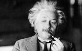 Une photo d'un fichier non daté  montre le renommé  physicien Albert Einstein. (Crédit : AP Photo, File)