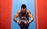 L'Israélien Andrey Medvedev participe à l'épreuve du saut de cheval lors de la finale par agrès masculine des Championnats du monde de gymnastique artistique au Kitakyushu City Gymnasium à Kitakyushu, préfecture de Fukuoka, le 24 octobre 2021. (Crédit : Philip Fong/AFP)