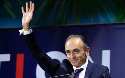 L'écrivain, homme politique et journaliste français Eric Zemmour sous les applaudissements après son discours à la Convention de la droite, à Paris, le 28 septembre 2019. (Crédit : AP Photo/Michel Euler)