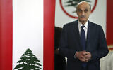 Samir Geagea, chef du parti chrétien Forces libanaises, le 4 avril 2014, à Maarab, à l'est de Beyrouth, au Liban. (Crédit : AP Photo/Hussein Malla, File)