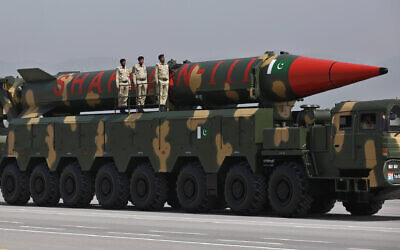 Un missile Shaheen-III fabriqué au Pakistan, capable de transporter des ogives nucléaires, pendant une parade militaire en lien avec les festivités de la Journée nationale du Pakistan à Islamabad, au Pakistan, le 25 mars 2021. (Crédit : AP Photo/Anjum Naveed)