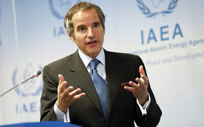 Le directeur général de l'Agence internationale de l'énergie atomique, Rafael Mariano Grossi, de l'Argentine, s'adresse aux médias lors d'une conférence de presse concernant la surveillance par l'agence du programme d'énergie nucléaire de l'Iran, au Centre international de Vienne, en Autriche, le 7 juin 2021. (Crédit : AP Photo/Lisa Leutner)