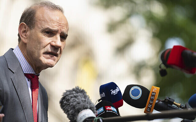 Le secrétaire général adjoint et directeur politique du Service européen d'action extérieure, Enrique Mora, s'adresse aux médias devant le "Grand Hotel Vienna" où se déroulent les négociations nucléaires à huis clos, à Vienne, en Autriche, le 20 juin 2021. (Crédit : Florian Schroetter/AP) Le secrétaire général adjoint et directeur politique du Service européen d'action extérieure, Enrique Mora, s'adresse aux médias devant le "Grand Hotel Vienna" où se déroulent les négociations nucléaires à huis clos, à Vienne, en Autriche, le 20 juin 2021. (Crédit : Florian Schroetter/AP)
