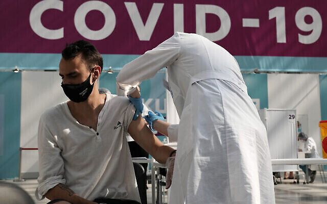 Un travailleur médical administre une injection du vaccin russe contre le coronavirus Sputnik V dans un centre de vaccination à Gostinny Dvor, un immense lieu d'exposition à Moscou, en Russie, le 12 juillet 2021. (Crédit 
: Pavel Golovkin/AP)
