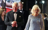 Le prince britannique Charles, à gauche, et Camilla, la duchesse de Cornouailles, arrivent pour la première mondiale du nouveau film de la franchise James Bond "No Time To Die", à Londres, le 28 septembre 2021. (Crédit : Chris Jackson/Pool Photo via PA)