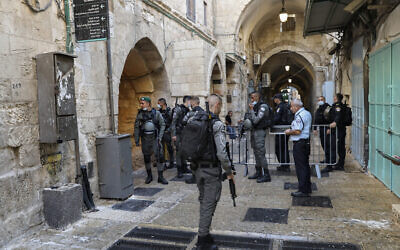 La police israélienne monte la garde sur la scène d'une attaque au couteau dans la Vieille Ville de Jérusalem, le 30 septembre 2021. (Crédit :AP Photo/Mahmoud Illean)