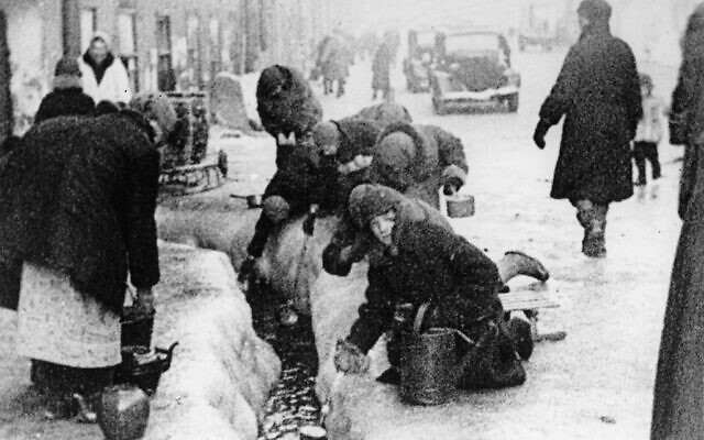 Des citoyens de Leningrad en train d'extraire de l'eau d'une canalisation brisée, pendant le siège de 900 jours de la ville russe par les envahisseurs allemands pendant l'hiver 1942. (Crédit : AP Photo, Archives) Des citoyens de Leningrad en train d'extraire de l'eau d'une canalisation brisée, pendant le siège de 900 jours de la ville russe par les envahisseurs allemands pendant l'hiver 1942. (Crédit : AP Photo, Archives)