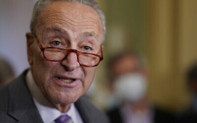 Le leader de la majorité au sénat, Chuck Schumer, représentant démocrate de New York, parle aux journalistes après une rencontre politique des démocrates au Capitole de Washington, le 5 octobre 2021. (Crédit : AP Photo/J. Scott Applewhite)