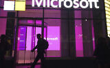 Photo d'illustration : des gens passent devant un bureau de Microsoft à New York, le 10 novembre 2016. (Crédit :  AP Photo/Swayne B. Hall)