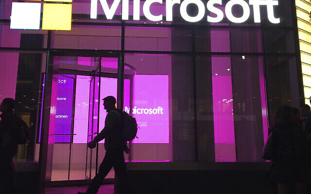 Photo d'illustration : des gens passent devant un bureau de Microsoft à New York, le 10 novembre 2016. (Crédit :  AP Photo/Swayne B. Hall)
