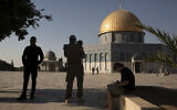 Illustration : Un policier israélien monte la garde tandis qu'un Juif religieux en uniforme militaire visite le mont du Temple, dans la Vieille Ville de Jérusalem, le 3 août 2021. (Crédit : AP Photo/ Maya Alleruzzo)
