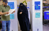 Des électeurs irakiens à Basra, le 10 octobre 2021. (Crédit : AP Photo/Nabil al-Jurani)