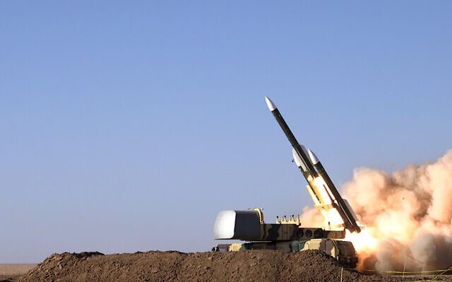 Cette photo publiée mardi 12 octobre 2021 par l'armée iranienne montre un missile en train d'être tiré lors d'un exercice militaire dans un lieu non divulgué en Iran. (Crédit : Armée iranienne/AP) Cette photo publiée mardi 12 octobre 2021 par l'armée iranienne montre un missile en train d'être tiré lors d'un exercice militaire dans un lieu non divulgué en Iran. (Crédit : Armée iranienne/AP)