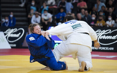 L'Israélienne Raz Hershko, en bleu, affronte la Française Léa Fontaine lors de la finale des +78 kg féminins du tournoi de judo Grand Slam Paris 2021, à Paris, en France, dimanche 17 octobre 2021. (Crédit : AP Photo/Lewis Joly)