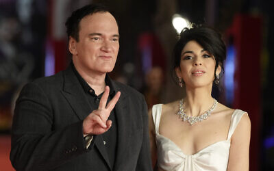 Le réalisateur Quentin Tarantino, à gauche, et son épouse Daniella Pick posent sur le tapis rouge à la 16è édition du festival du film de Rome, en Italie, le 19 octobre 2021. (Crédit : AP Photo/Gregorio Borgia)