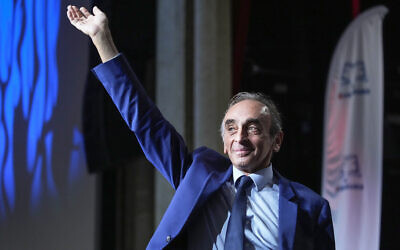 Eric Zemmour à son arrivée sur scène lors de la promotion de son dernier livre "La France n'a pas dit son dernier mot" à Versailles, à l'ouest de Paris, le 19 octobre 2021. (Crédit : AP Photo/Michel Euler)