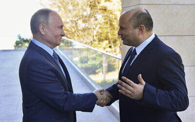 Le président russe Vladimir Poutine, à gauche, et le Premier ministre Naftali Bennett lors de leur réunion à Sotchi, en Russie, le 22 octobre 2021. (Crédit : Evgeny Biyatov, Spoutnik, Kremlin Pool Photo via AP)