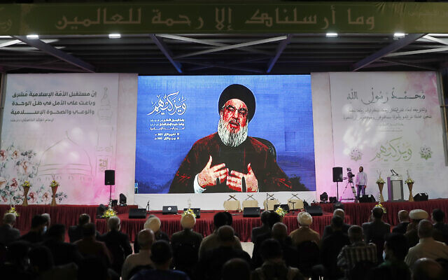 Le leader du Hezbollah Hassan Nasrallah lors d'un discours retransmis par vidéo depuis un lieu secret pendant une cérémonie marquant l'anniversaire du prophète Mahomet dans une salle de Beyrouth, au Liban, le 22 octobre 2021. (Crédit : AP Photo/Hussein Malla) Le leader du Hezbollah Hassan Nasrallah lors d'un discours retransmis par vidéo depuis un lieu secret pendant une cérémonie marquant l'anniversaire du prophète Mahomet dans une salle de Beyrouth, au Liban, le 22 octobre 2021. (Crédit : AP Photo/Hussein Malla)