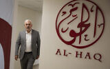 Shawan Jabarin, directeur du groupe de défense des droits de l'homme al-Haq, dans les bureaux de l'organisation à Ramallah, en Cisjordanie, le 23 octobre 2021. (Crédit : AP Photo/Majdi Mohammed)