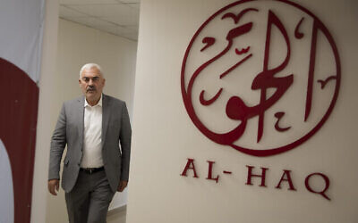 Shawan Jabarin, directeur du groupe de défense des droits de l'homme al-Haq, dans les bureaux de l'organisation à Ramallah, en Cisjordanie, le 23 octobre 2021. (Crédit : AP Photo/Majdi Mohammed)