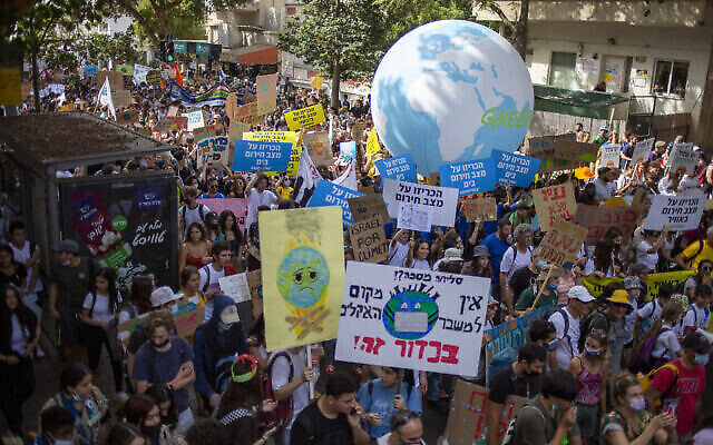 Des milliers de personnes défilent à Tel Aviv pour demander au gouvernement d'agir contre le changement climatique, le 29 octobre 2021. (AP Photo/Ariel Schalit)