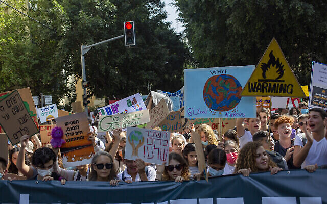 Des milliers de personnes défilent à Tel Aviv pour demander au gouvernement d'agir contre le changement climatique, le 29 octobre 2021. (AP Photo/Ariel Schalit)
