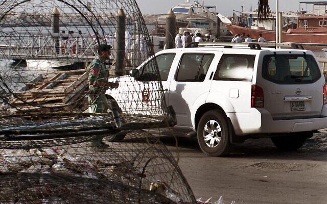 Photo d'illustration : La police émiratie et d'autres officiels inspectent un bateau dans un port de pêche du district de Jumeirah, à Dubaï, aux Emirats arabes unis, le 16 juillet 2012. (Crédit : AP Photo/Almoutasim Almaskery) Photo d'illustration : La police émiratie et d'autres officiels inspectent un bateau dans un port de pêche du district de Jumeirah, à Dubaï, aux Emirats arabes unis, le 16 juillet 2012. (Crédit : AP Photo/Almoutasim Almaskery)