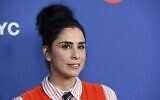 Sarah Silverman pose avant un événement Emmy For Your Consideration pour la série Showtime "Who Is America ?" aux Paramount Studios, le 15 mai 2019, à Los Angeles. (Crédit : Chris Pizzello/Invision/AP)
