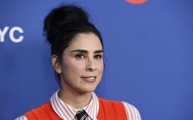 Sarah Silverman pose avant un événement Emmy For Your Consideration pour la série Showtime "Who Is America ?" aux Paramount Studios, le 15 mai 2019, à Los Angeles. (Crédit : Chris Pizzello/Invision/AP)