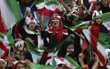 Illustration : Des Iraniennes applaudissant lors d'un match de football entre leur équipe nationale et le Cambodge dans le cadre des qualifications pour la Coupe du monde 2022 au stade Azadi (Liberté) de Téhéran, en Iran, le 10 octobre 2019. (Crédit : AP Photo/ Vahid Salemi)