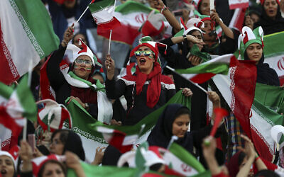 Illustration : Des Iraniennes applaudissant lors d'un match de football entre leur équipe nationale et le Cambodge dans le cadre des qualifications pour la Coupe du monde 2022 au stade Azadi (Liberté) de Téhéran, en Iran, le 10 octobre 2019. (Crédit : AP Photo/ Vahid Salemi)