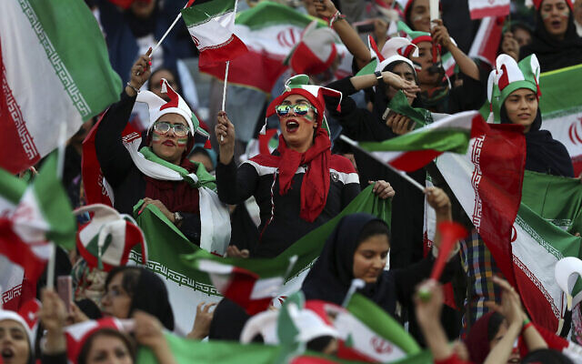 Illustration : Des Iraniennes applaudissant lors d'un match de football entre leur équipe nationale et le Cambodge dans le cadre des qualifications pour la Coupe du monde 2022 au stade Azadi (Liberté) de Téhéran, en Iran, le 10 octobre 2019. (Crédit : AP Photo/ Vahid Salemi) Illustration : Des Iraniennes applaudissant lors d'un match de football entre leur équipe nationale et le Cambodge dans le cadre des qualifications pour la Coupe du monde 2022 au stade Azadi (Liberté) de Téhéran, en Iran, le 10 octobre 2019. (Crédit : AP Photo/ Vahid Salemi)