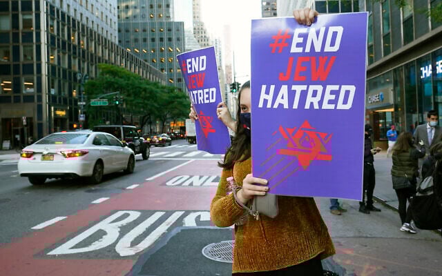 Illustration : Une jeune femme tient un panneau contre l'antisémitisme, le 15 octobre 2020, à New York. (AP Photo/Kathy Willens) Illustration : Une jeune femme tient un panneau contre l'antisémitisme, le 15 octobre 2020, à New York. (AP Photo/Kathy Willens)
