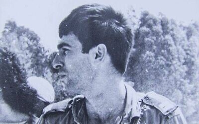Le navigateur de l'armée de l'air Ron Arad, disparu en 1986, dans sa combinaison de vol. (Crédit : Armée de l'air israélienne)