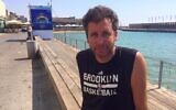 Ari Nagel visite le port de Tel Aviv, le 27 juin 2017. (Crédit : Renee Ghert-Zand/TOI)