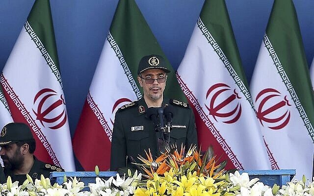 Le chef d'état-major des forces armées iraniennes, le général Mohammad Hossein Bagheri, prononce un discours lors d'un défilé militaire marquant le 36e anniversaire de l'invasion de l'Iran par l'Irak en 1980, devant le sanctuaire du défunt fondateur de la révolution, l'ayatollah Khomeini, juste à l'extérieur de Téhéran, en Iran, le 21 septembre 2016. (Crédit : AP Photo/Ebrahim Noroozi) Le chef d'état-major des forces armées iraniennes, le général Mohammad Hossein Bagheri, prononce un discours lors d'un défilé militaire marquant le 36e anniversaire de l'invasion de l'Iran par l'Irak en 1980, devant le sanctuaire du défunt fondateur de la révolution, l'ayatollah Khomeini, juste à l'extérieur de Téhéran, en Iran, le 21 septembre 2016. (Crédit : AP Photo/Ebrahim Noroozi)