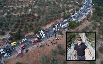 Le lieu d'un accident mortel entre un bus et deux véhicules sur la route 89 dans le nord de la Galilée, le 29 septembre 2021. Encart : Asher Basson. (Crédit : Eyal Merom / United Hazala, autorisation)