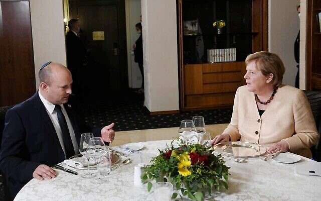 Le Premier ministre Naftali Bennett (à gauche) accueille la chancelière allemande Angela Merkel pour un dîner privé à Jérusalem, le 10 octobre 2021. (Crédit : Koby Gideon/GPO) Le Premier ministre Naftali Bennett (à gauche) accueille la chancelière allemande Angela Merkel pour un dîner privé à Jérusalem, le 10 octobre 2021. (Crédit : Koby Gideon/GPO)