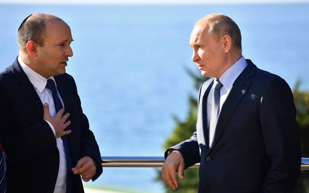 Le président russe Vladimir Poutine (à droite) et le Premier ministre Naftali Bennett parlent lors de leur rencontre à Sotchi, en Russie, le 22 octobre 2021. (Crédit : Evgeny Biyatov, Sputnik, Kremlin Pool Photo via AP)