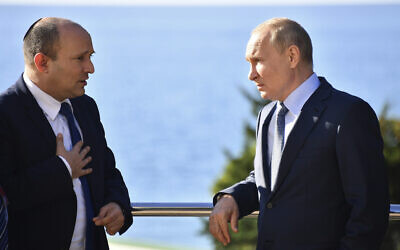 Le président russe Vladimir Poutine (à droite) et le Premier ministre Naftali Bennett parlent lors de leur rencontre à Sotchi, en Russie, le 22 octobre 2021. (Crédit : Evgeny Biyatov, Sputnik, Kremlin Pool Photo via AP)