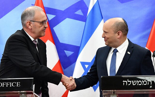 Le Premier ministre Naftali Bennett (à droite) serre la main du président suisse Guy Parmelin à Jérusalem le 28 octobre 2021. (Crédit : Haim Zach/GPO) Le Premier ministre Naftali Bennett (à droite) serre la main du président suisse Guy Parmelin à Jérusalem le 28 octobre 2021. (Crédit : Haim Zach/GPO)