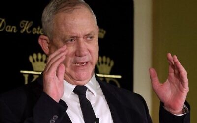 Le ministre de la Défense, Benny Gantz, s'adresse aux médias à Jérusalem, le 31 mai 2021. (Crédit : Emmanuel DUNAND / AFP)