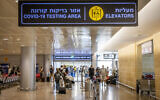 Des voyageurs à l'aéroport Ben Gurion, près de Tel Aviv, le 20 septembre 2021. (Crédit : Nati Shohat/Flash90)
