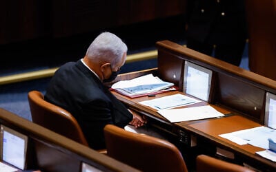 Le leader de l'opposition Benjamin Netanyahu est assis dans le plénum de la Knesset le 18 octobre 2021. (Crédit : Olivier Fitoussi/Flash90) Le leader de l'opposition Benjamin Netanyahu est assis dans le plénum de la Knesset le 18 octobre 2021. (Crédit : Olivier Fitoussi/Flash90)
